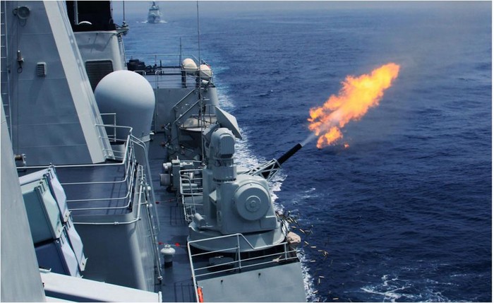 Súng máy phòng không đa nòng trên một tàu khu trục của Hải quân Trung Quốc